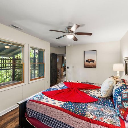 Whiskey Ridge Lodge, A Restored 1940S Gem, 2 Mins From Downtown, Breathtaking City Views, Custom Game Room, And Spacious Elegance Гатлинбург Экстерьер фото