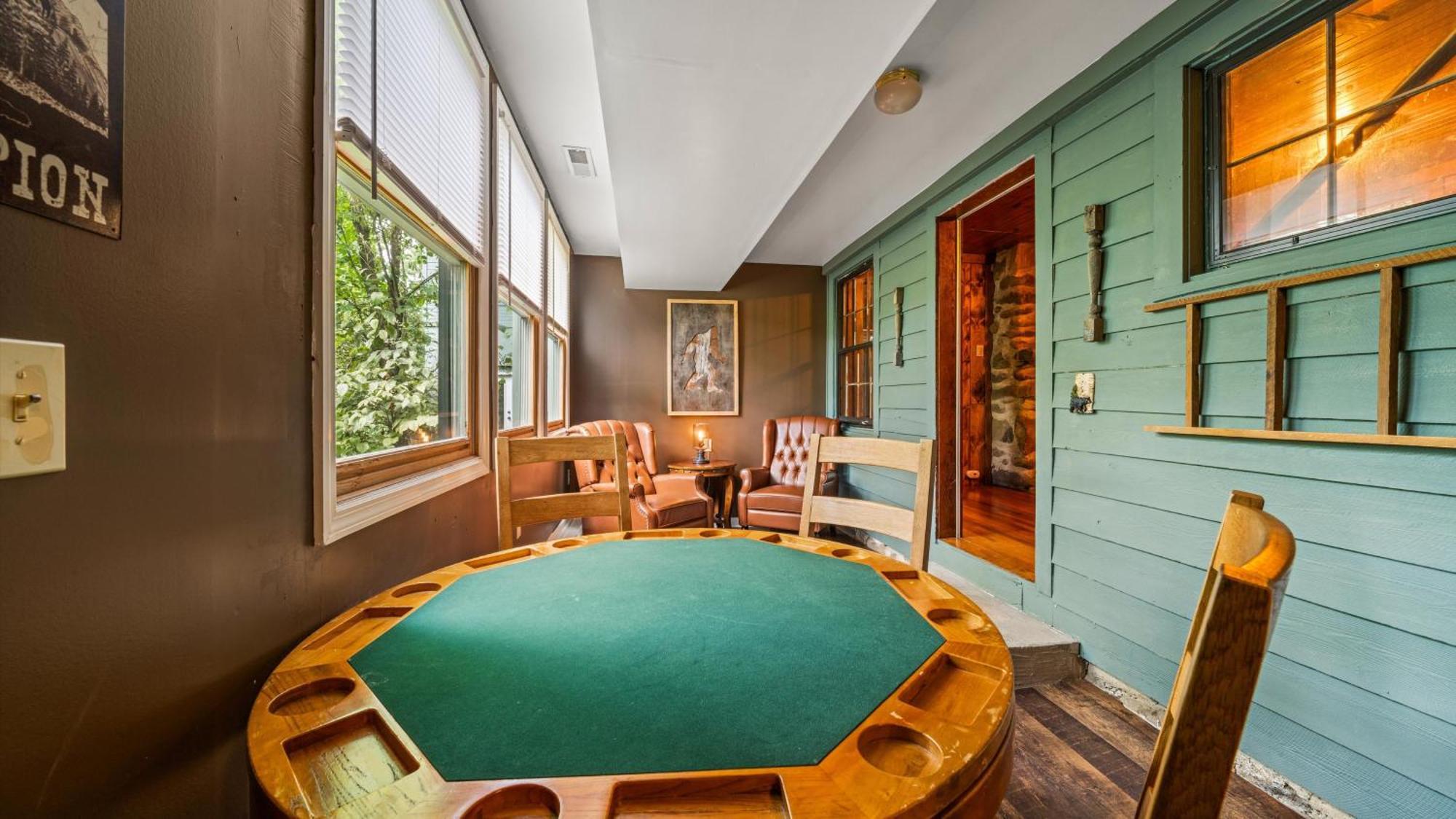 Whiskey Ridge Lodge, A Restored 1940S Gem, 2 Mins From Downtown, Breathtaking City Views, Custom Game Room, And Spacious Elegance Гатлинбург Экстерьер фото