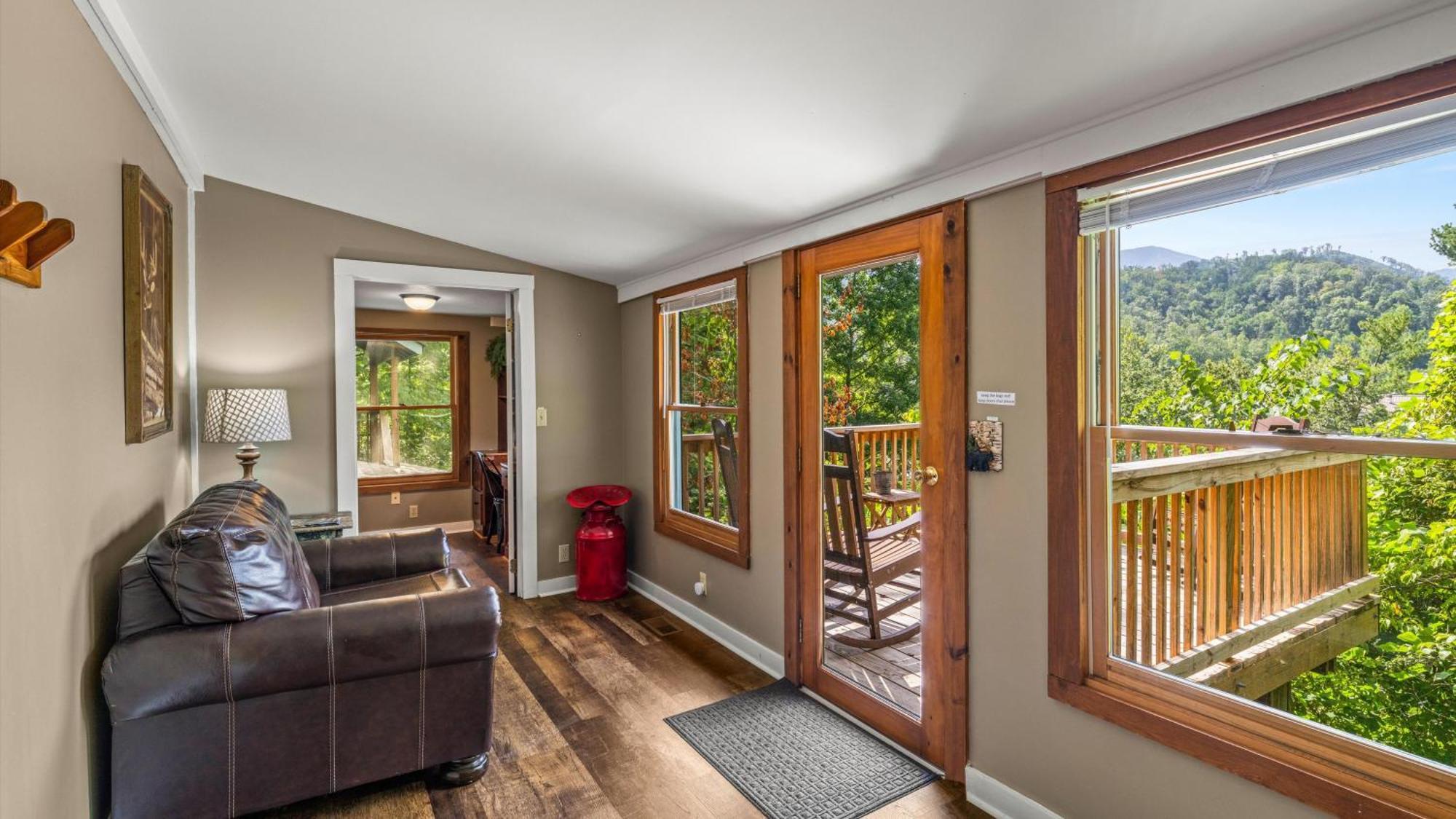 Whiskey Ridge Lodge, A Restored 1940S Gem, 2 Mins From Downtown, Breathtaking City Views, Custom Game Room, And Spacious Elegance Гатлинбург Экстерьер фото
